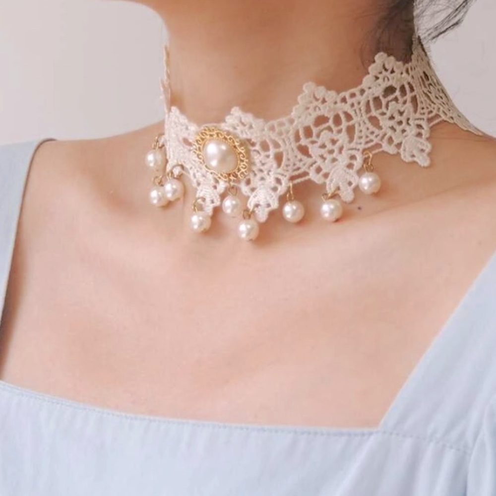 Pedal decor necklace.